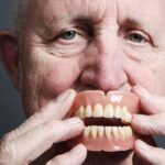 The old man's lower teeth are all missing, how to fix the dentures?
