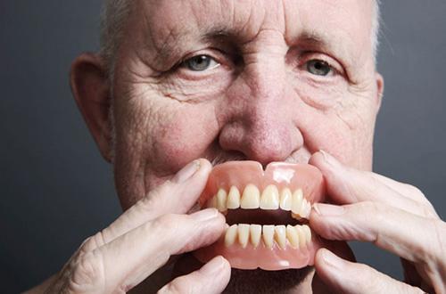 The old man’s lower teeth are all missing, how to fix the dentures?